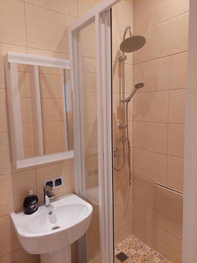 Cosy One Seperate Bedroom Apartment In City Center, Perfect For Family Trip. รีกา ภายนอก รูปภาพ